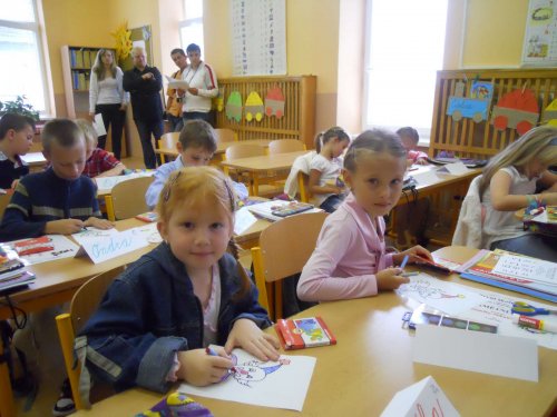 Prváčci (a také druháci a třeťáci) první den ve škole v Popovicích - 3.9.2012